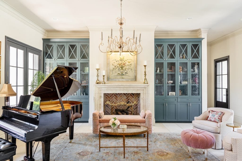 Sala musica in stile francese realizzata dal designer Decorilla, Lacy H.