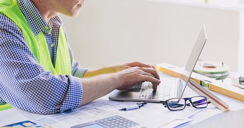 Home-pro-using-estimating-software-on-laptop
