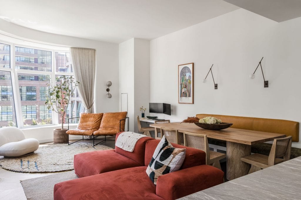 Contemporary living room 2026 lighting trends by DECORILLA designer, Jonathan K