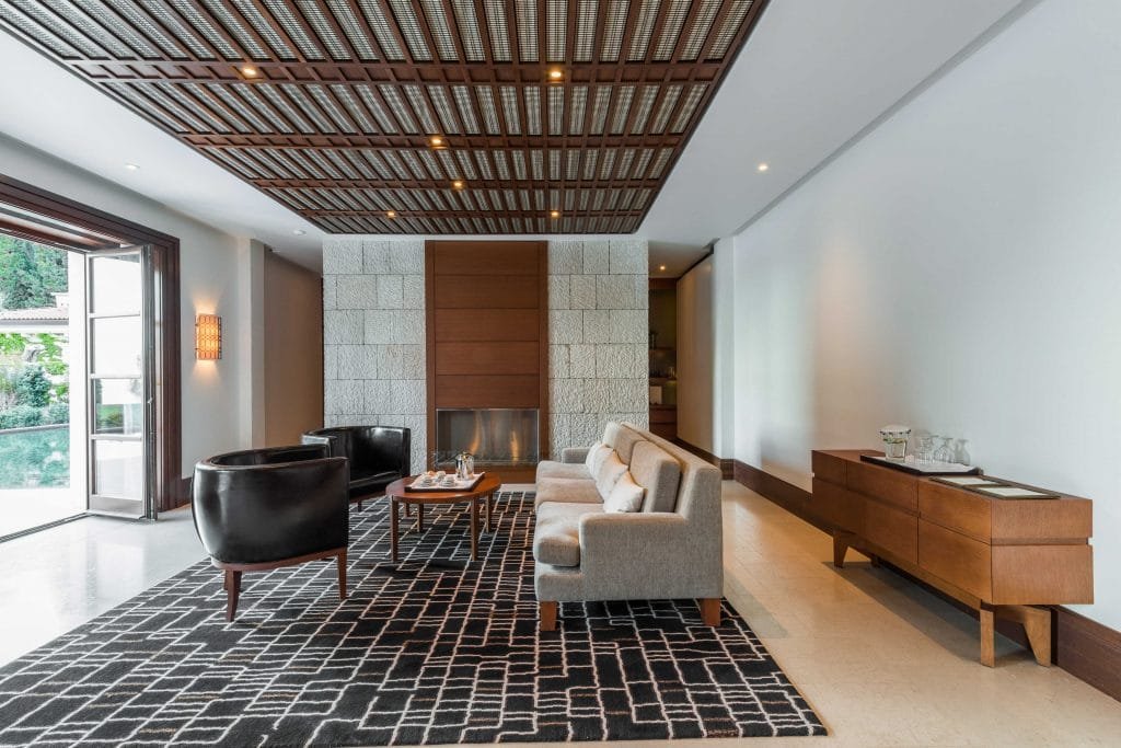 Contemporary living room new lighting trends by DECORILLA designer, Amelia R.