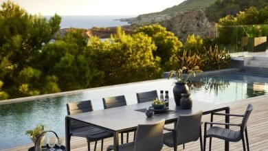 قم بتصميم مساحتك الخارجية الصغيرة باستخدام الأثاث الحديث